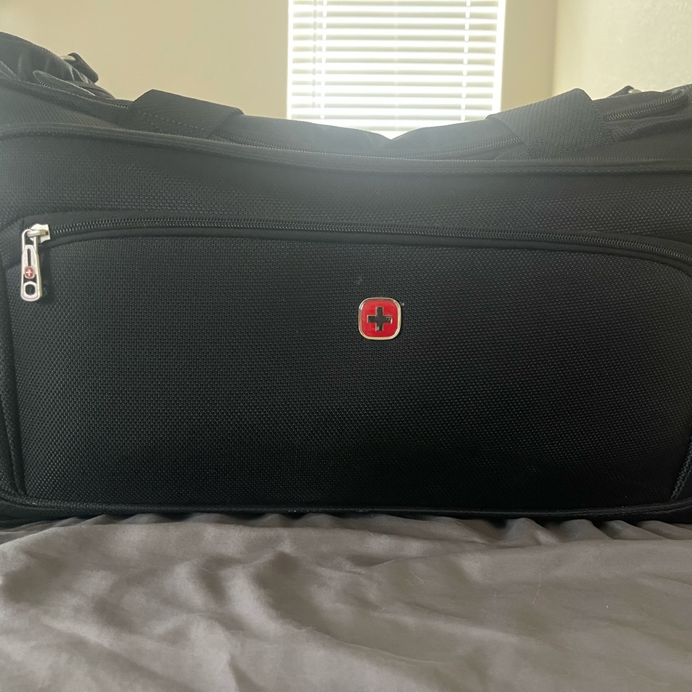 Black Swiss gear men’s duffel bag